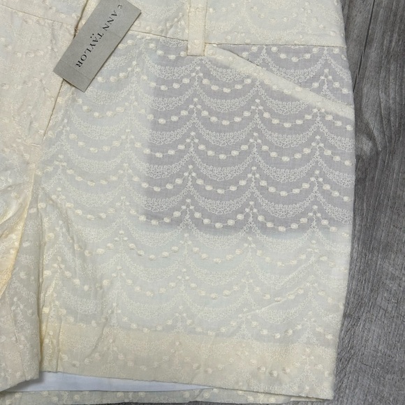 Women's Ann Taylor Signature 6 Small 4” Shorts Chino Khakis Lace Ivory Cream NWT - Picture 5 of 10